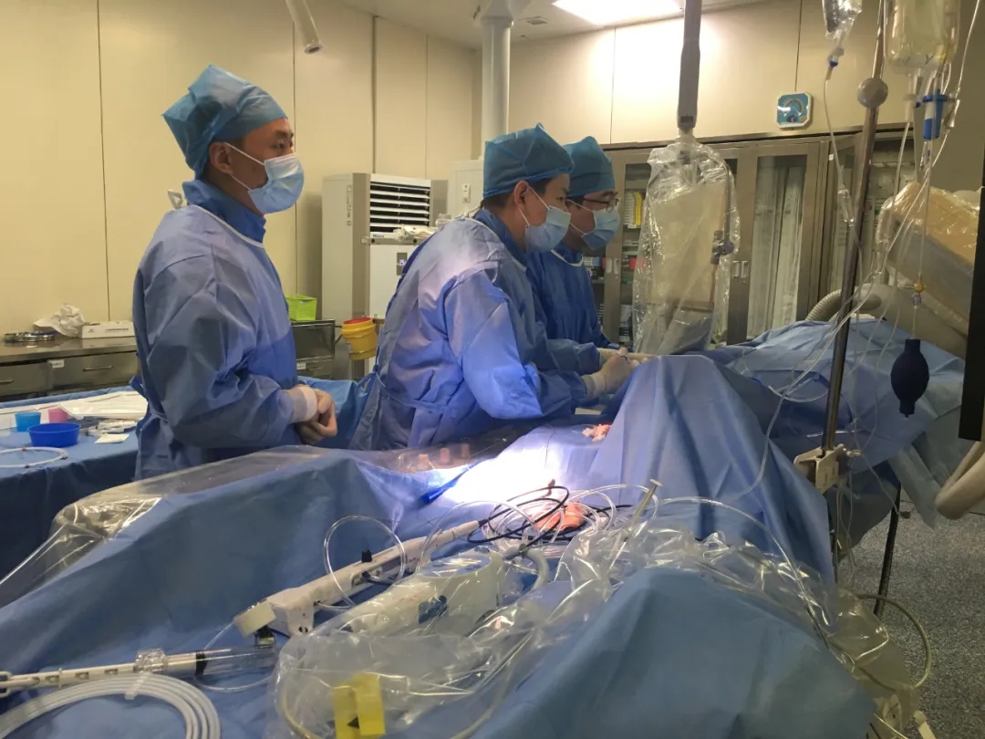 用镶满钻石的钻头在心脏里面疏通“隧道”，这项嵊州首例手术，有点炫！